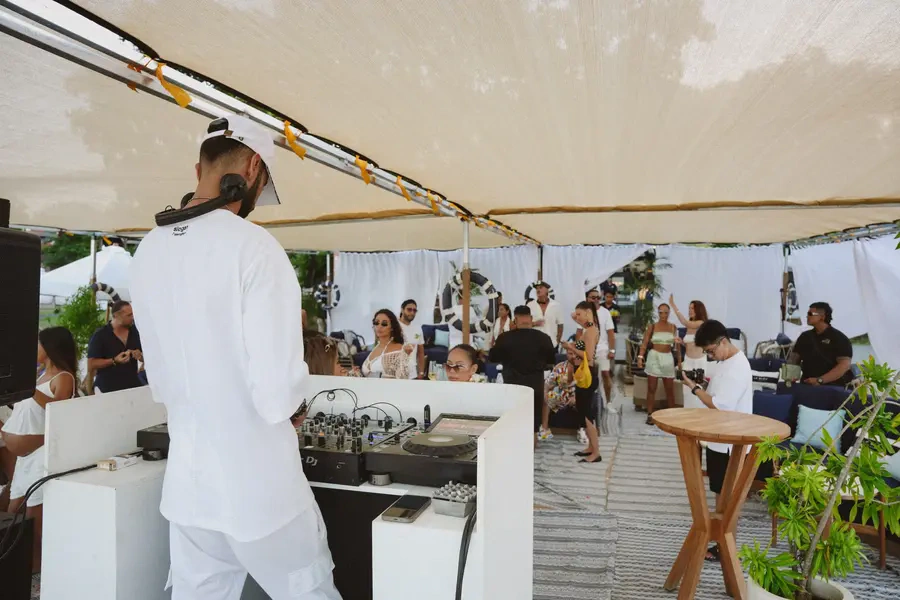 White Sunday Party