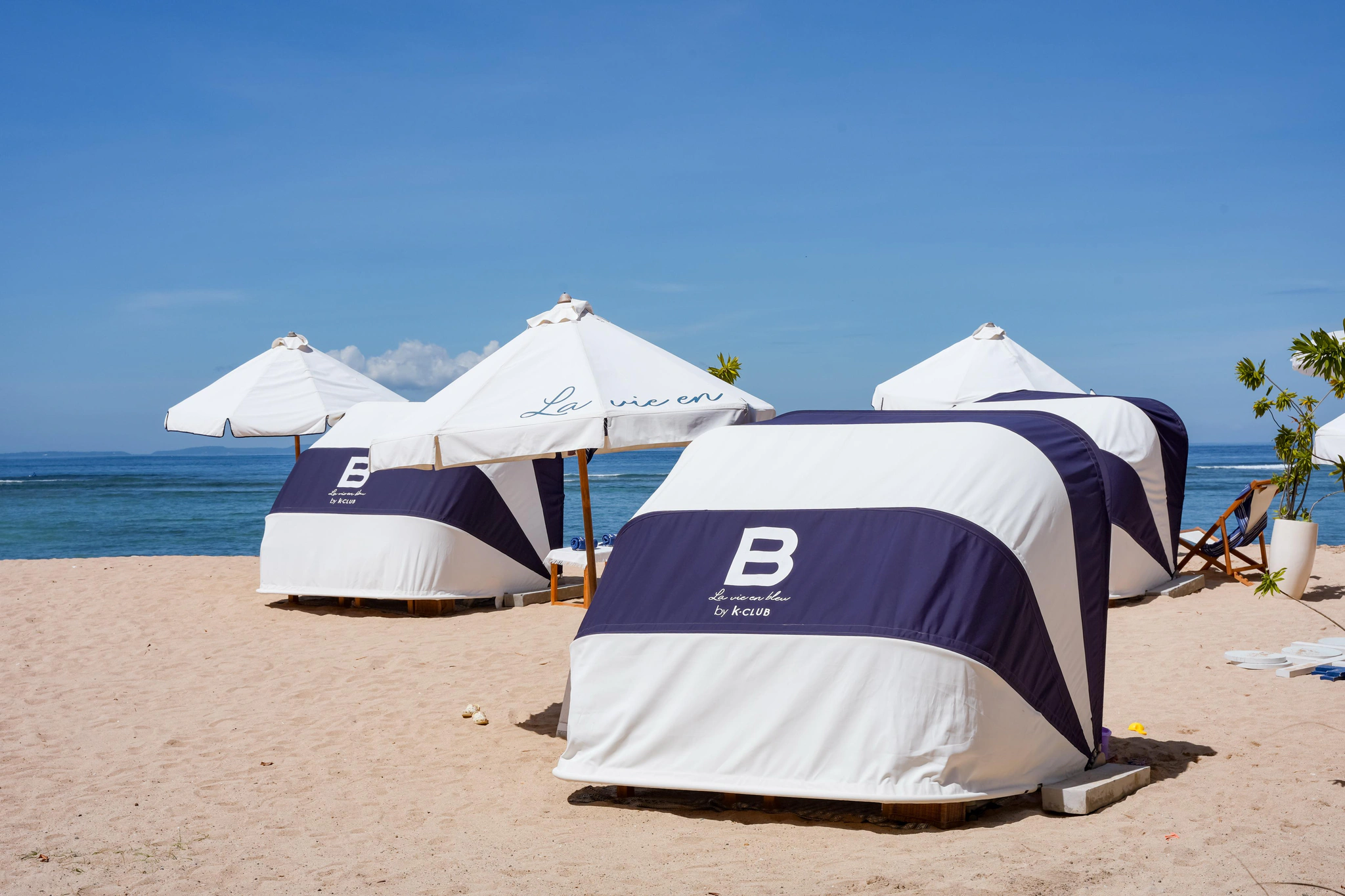 Oceanfront dining table at Le Bleu, a Nusa Dua beach club with ocean views